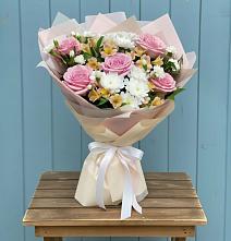 Букет цветов из:  Гвоздики, Орхидеи и Розы #REPLACE_PRED# Гурийской