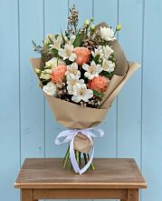 Букет цветов из:  Альстромерии, Лизиантусы, Розы и Хризантемы в Гурийской