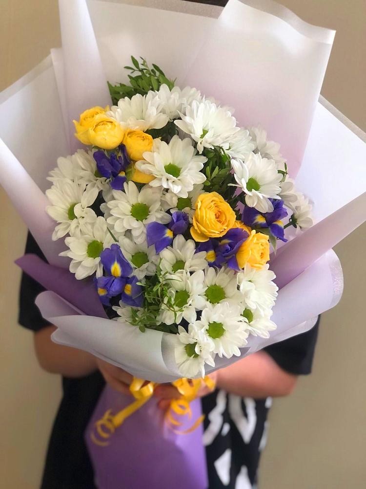 Букет цветов из: Ирисы, Хризантемы и Розы в Гурийской