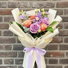 Букет цветов из:  Лизиантусы и Розы в Гурийской