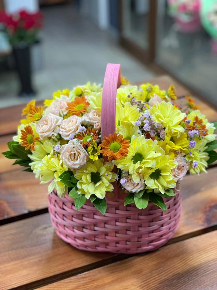 Цветочная композиция из Хризантемы и Розы в корзине в Гурийской