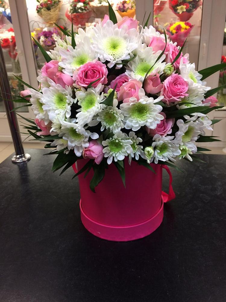 Цветочная композиция из Розы и Хризантемы в шляпной коробке в Гурийской