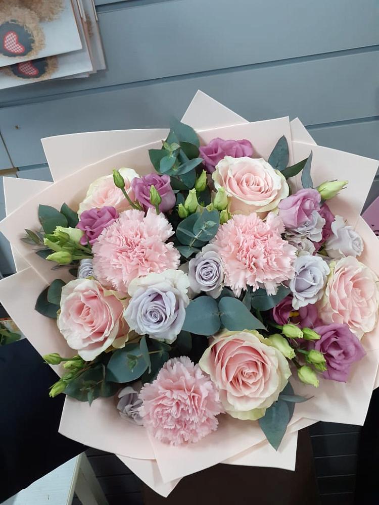 Букет цветов из: Розы, Гвоздики и Лизиантусы в Гурийской