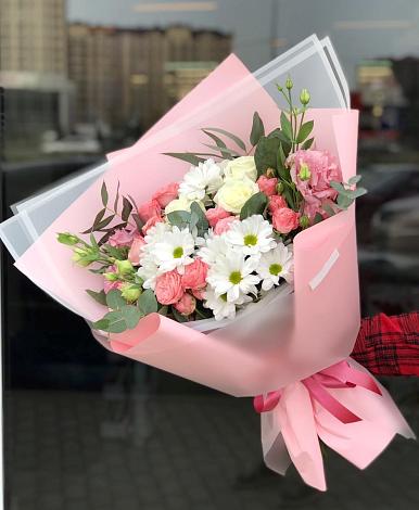 Букет цветов из: Розы, Лизиантусы и Хризантемы в Гурийской